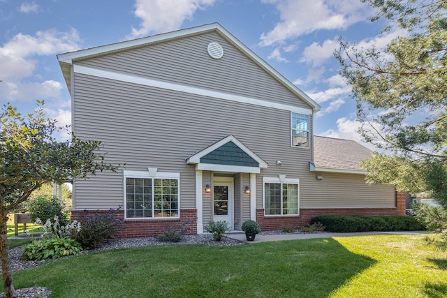 front of property with a front lawn