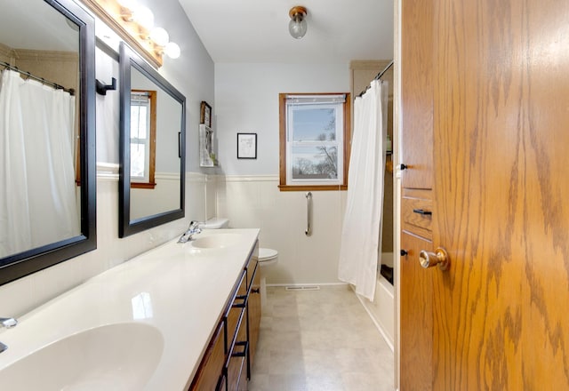 full bathroom with shower / tub combo, vanity, and toilet