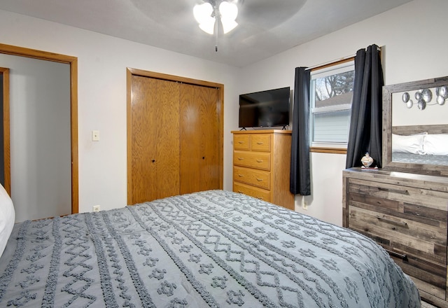 bedroom featuring ceiling fan and a closet