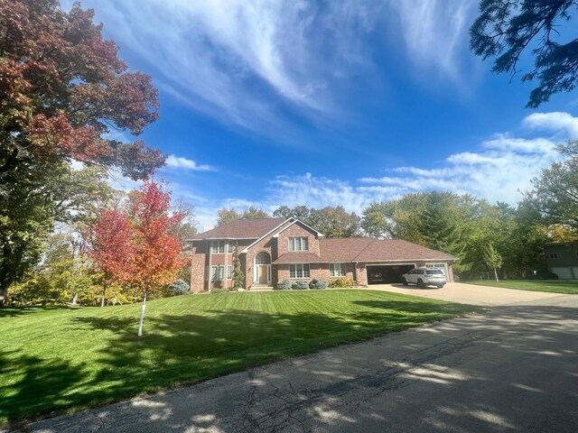 view of front facade featuring a garage and a front yard