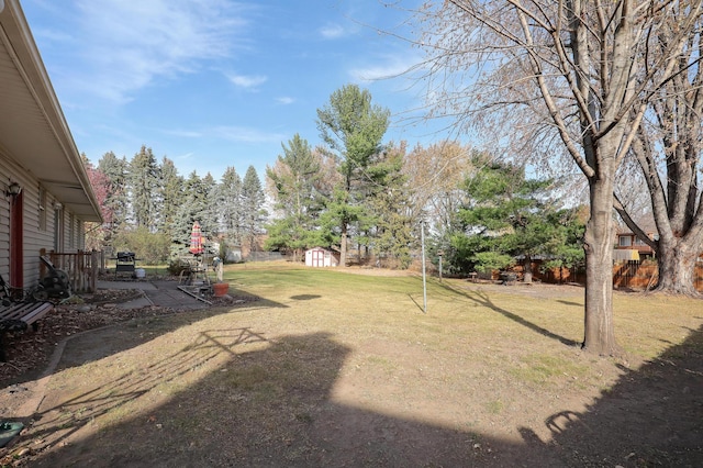 view of yard with a shed