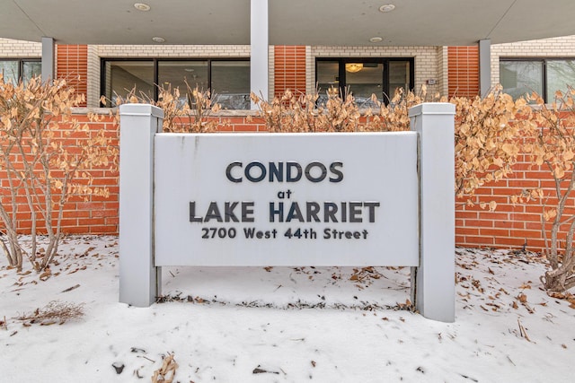 view of community / neighborhood sign