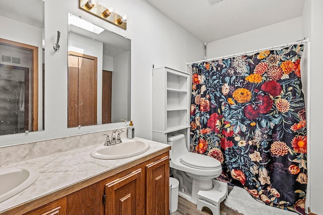 full bath featuring double vanity, toilet, wood finished floors, and curtained shower