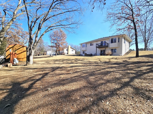 view of yard with an outbuilding