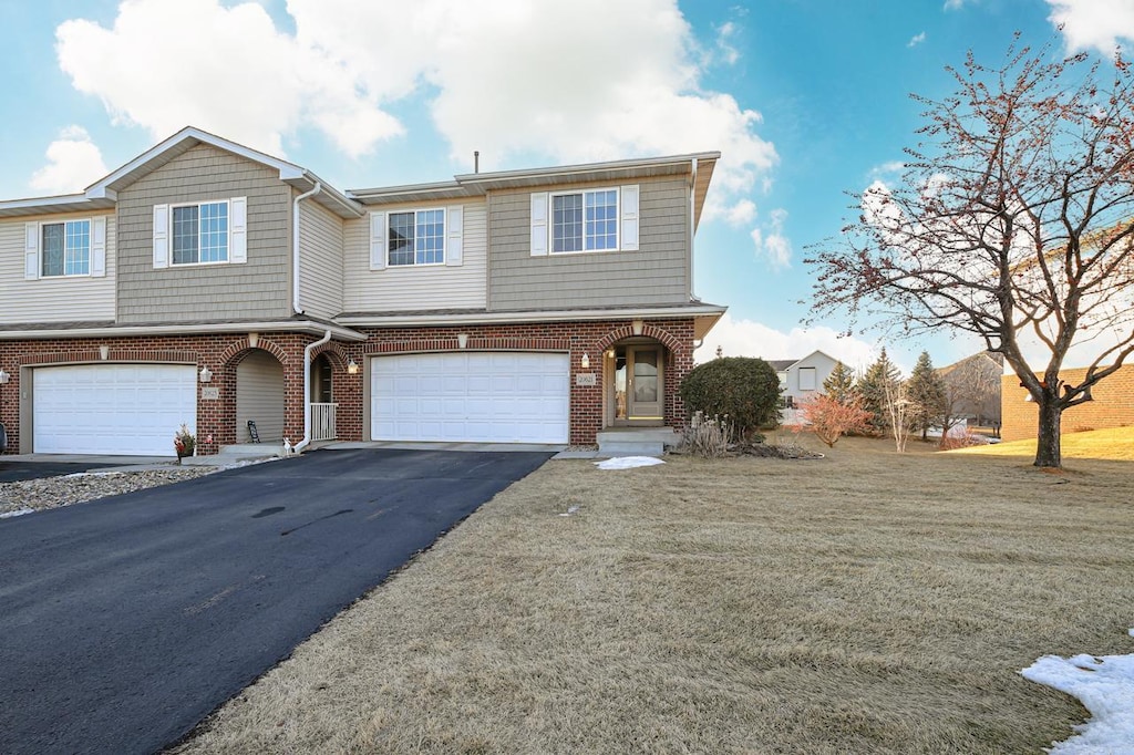 view of front of house featuring a garage and a front yard