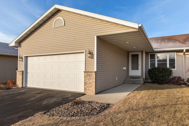 view of front facade featuring a garage