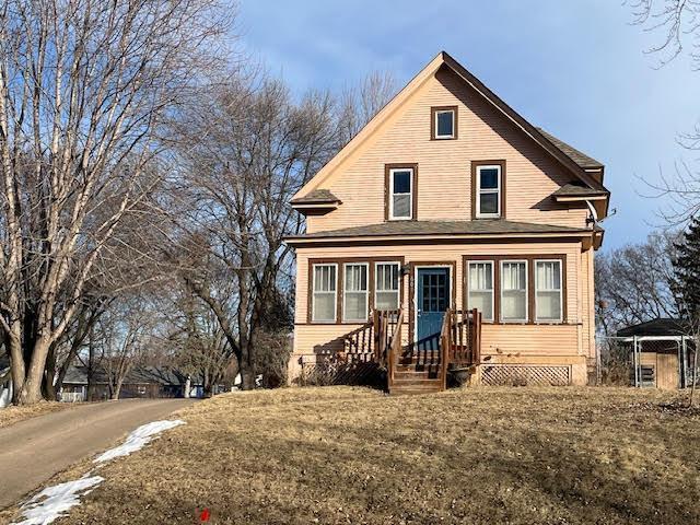 view of front of house featuring a front lawn