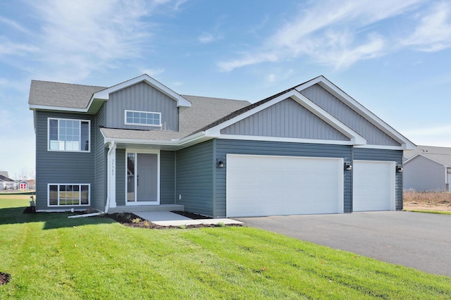 view of front facade featuring a garage and a front yard