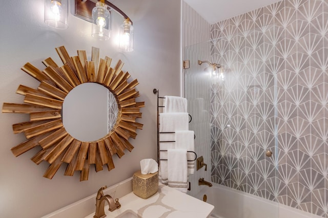 bathroom with tiled shower / bath