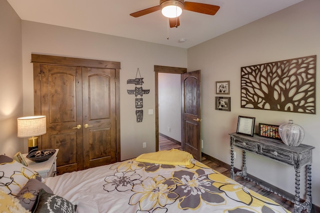 bedroom with dark wood-type flooring, a closet, and ceiling fan