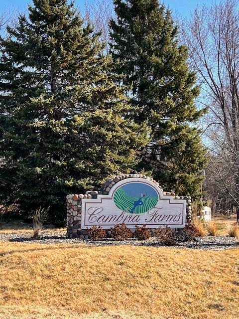 community sign with a yard