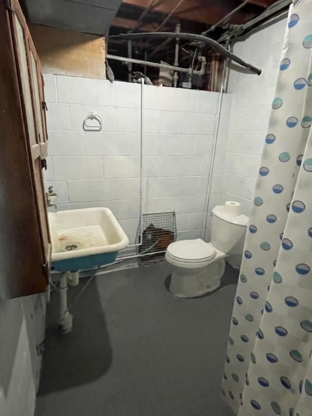 full bath featuring toilet, a sink, and a shower with shower curtain