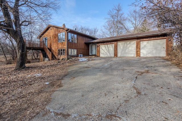 view of front facade featuring a garage