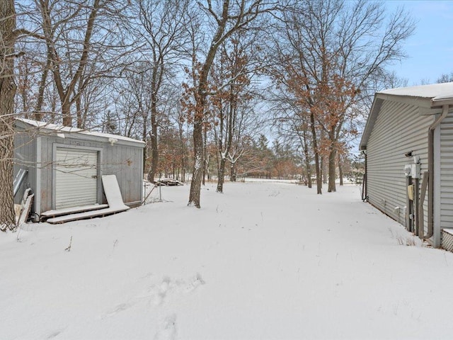 view of yard layered in snow