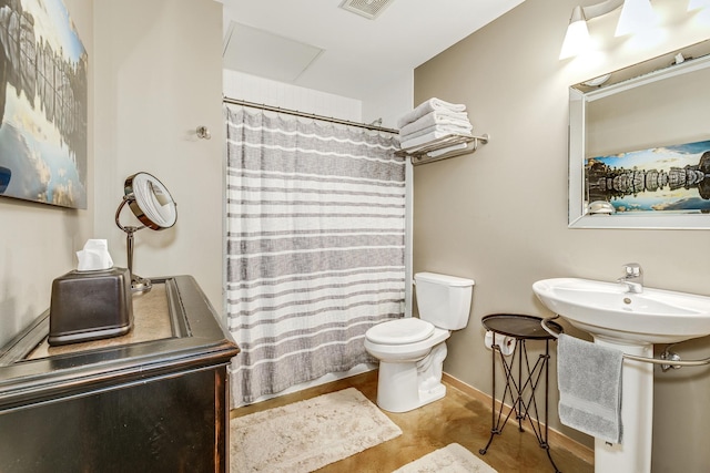 bathroom with sink, curtained shower, and toilet