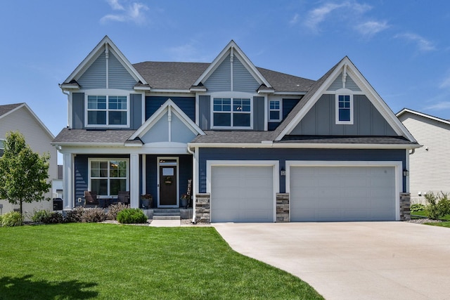 craftsman house featuring a garage and a front lawn