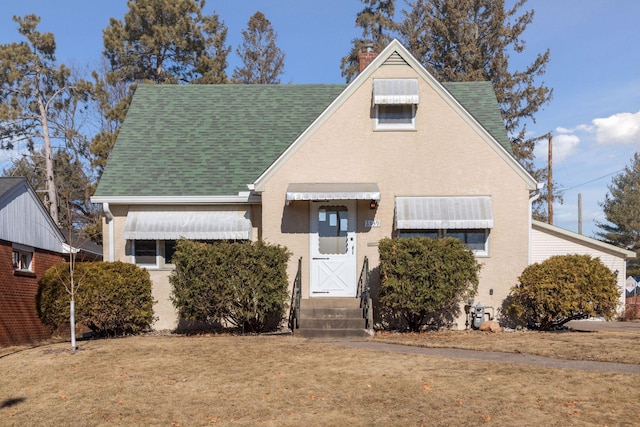 view of front of property with a front lawn