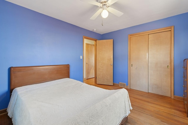 bedroom featuring light hardwood / wood-style floors, a closet, and ceiling fan