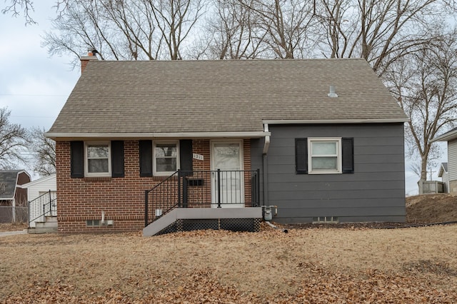 view of front of property featuring a front yard