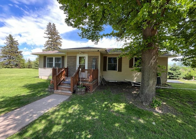 view of front of home featuring a front yard