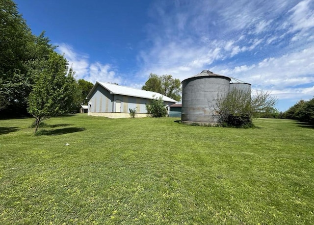 view of yard with an outdoor structure