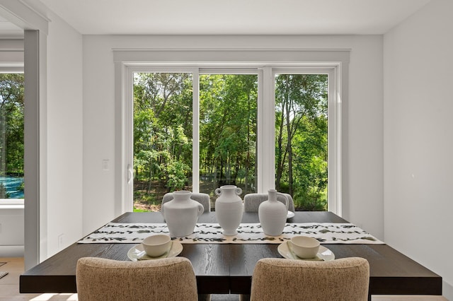 dining room featuring breakfast area