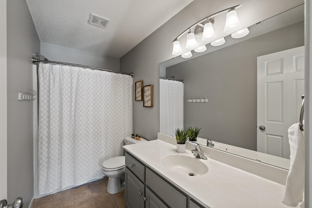 full bath featuring curtained shower, visible vents, toilet, vanity, and a textured ceiling