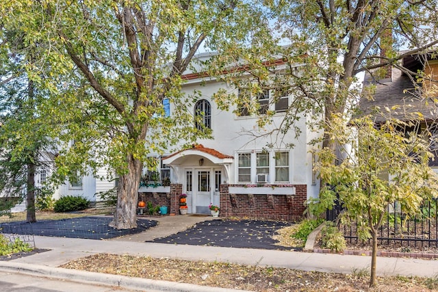 view of front of house featuring aphalt driveway and stucco siding