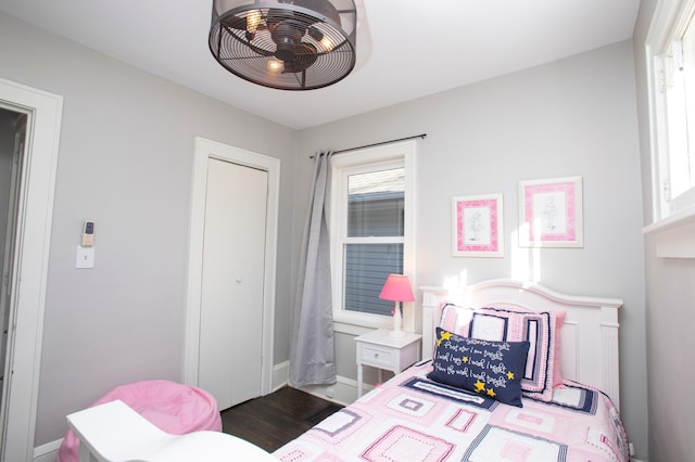 bedroom featuring dark wood-type flooring and ceiling fan