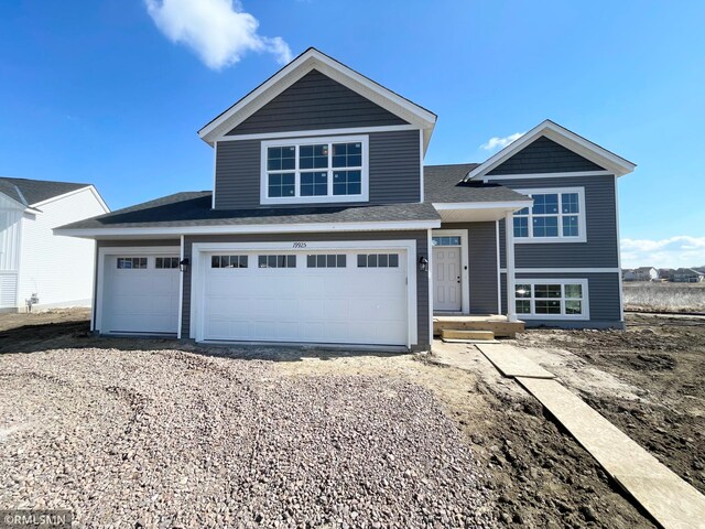 view of front facade featuring driveway