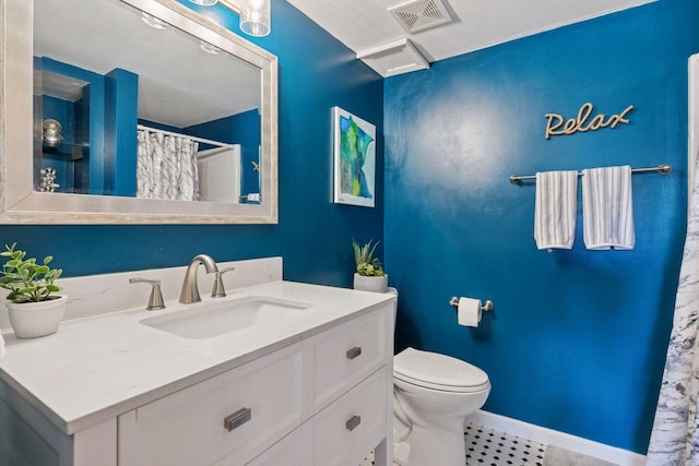 full bathroom featuring vanity, baseboards, visible vents, curtained shower, and toilet