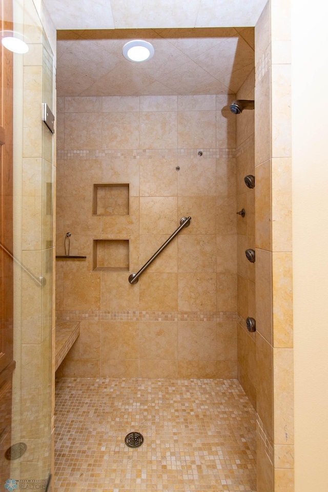 bathroom featuring tiled shower