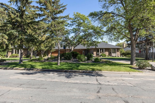 view of front of property featuring a front lawn