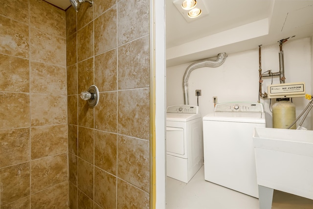 laundry room with sink and independent washer and dryer