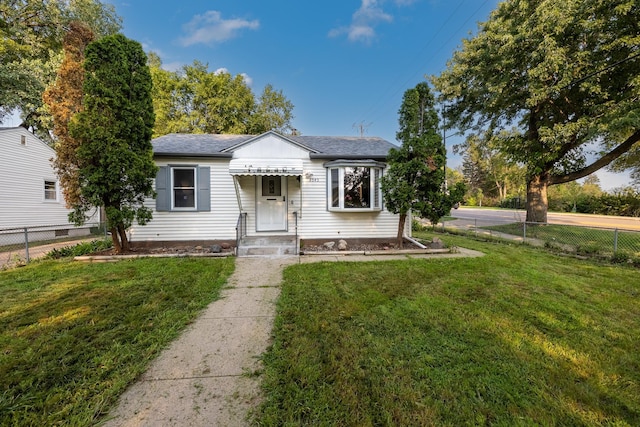 view of front of home featuring a front yard