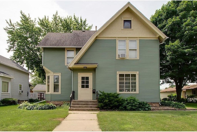 view of front of house featuring a front lawn