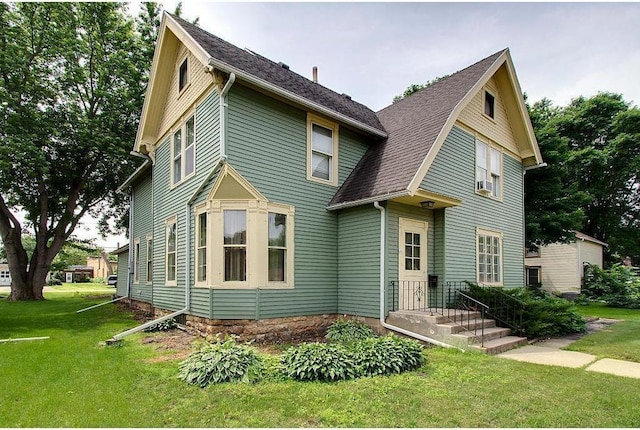 front of property featuring a front lawn