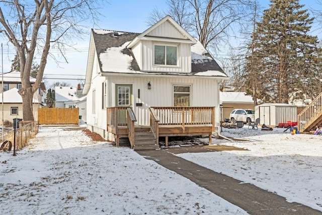 view of front of property featuring a shed