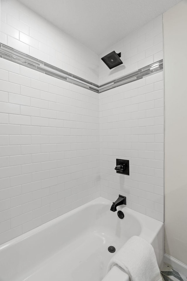 bathroom featuring tiled shower / bath combo