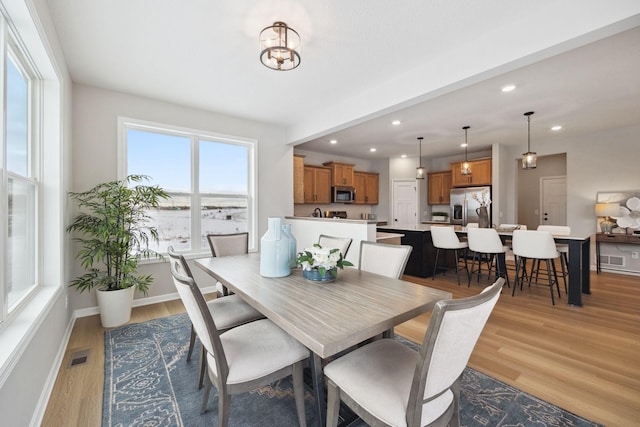 dining space featuring recessed lighting, baseboards, visible vents, and light wood-style floors