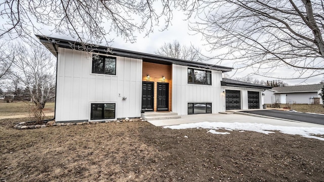 view of front facade featuring a garage