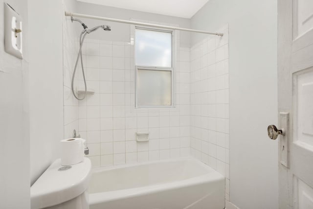 bathroom featuring tiled shower / bath