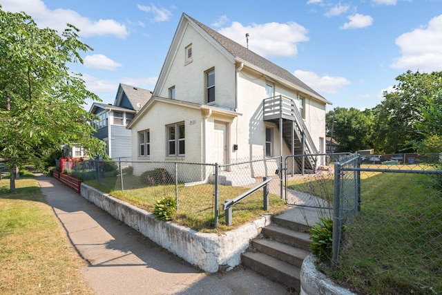 view of front of home featuring a front yard