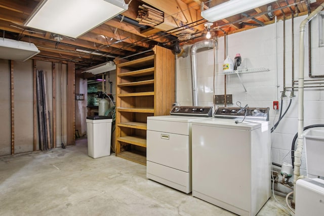 washroom featuring washer and clothes dryer