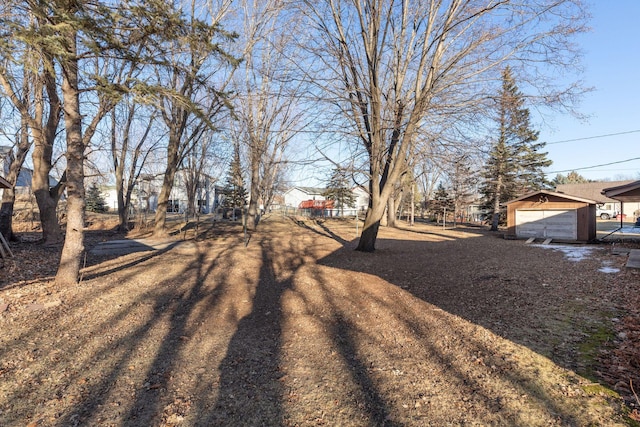 view of yard featuring a shed