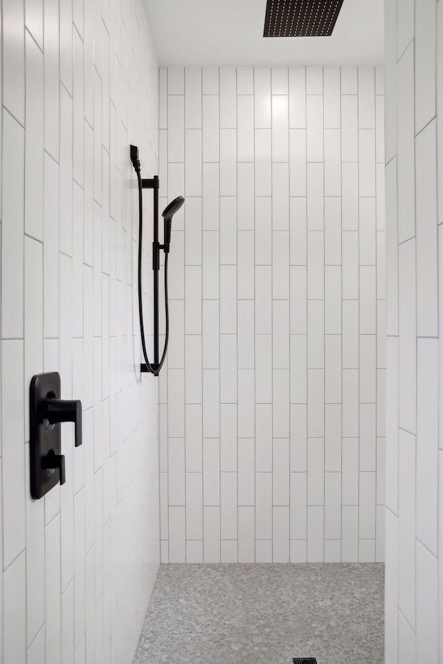 bathroom featuring a tile shower