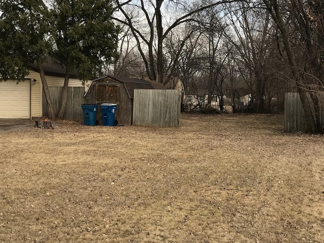 view of yard with an outdoor structure