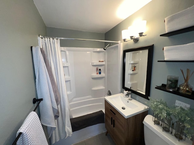 full bathroom featuring shower / tub combo with curtain, vanity, and toilet