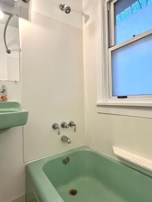 bathroom with washtub / shower combination