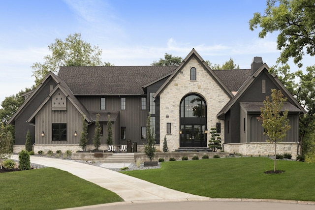 view of front of property featuring a front lawn